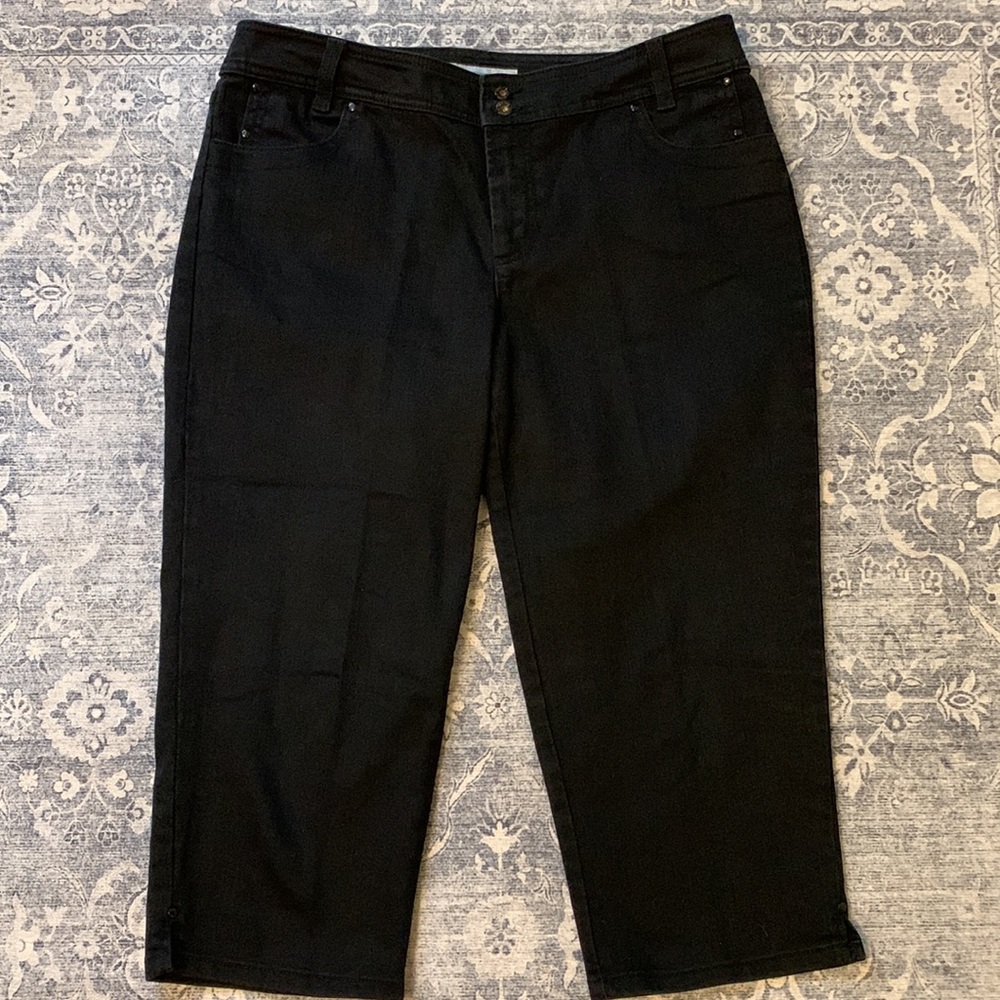 Chico’s Denim Capris with zippered back-pockets 🖤